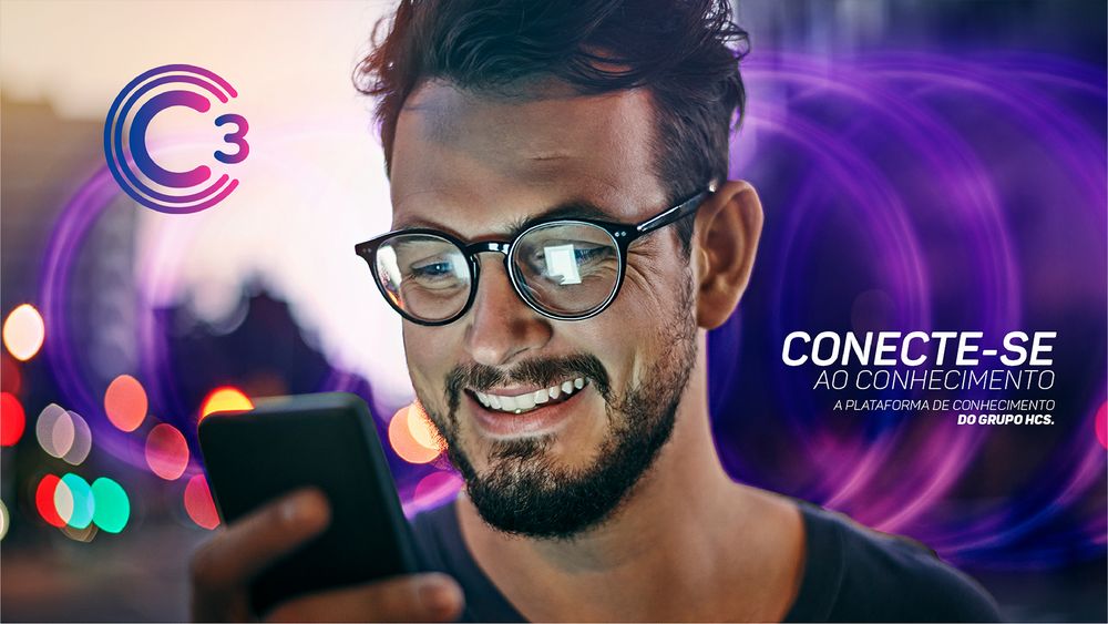 C3 banner with a smiling bearded man looking at his phone and the line Conecte-se