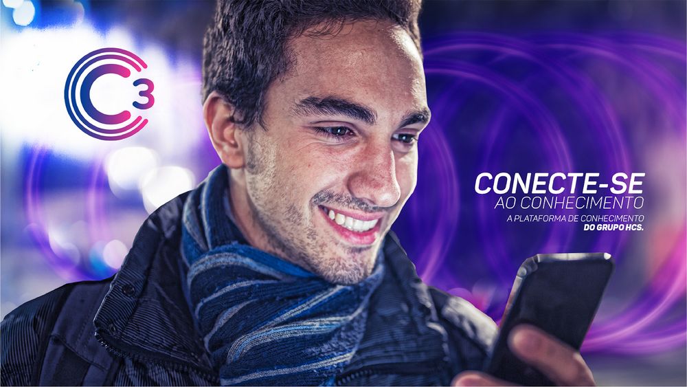 C3 banner with a smiling man in a scarf holding his phone and the line Conecte-se